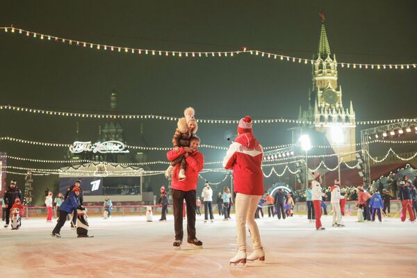 Гости на открытии ГУМ-катка на Красной площади в Москве - Sputnik Кыргызстан
