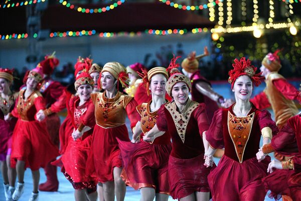 Артисты ледового шоу выступают на открытии ГУМ-катка на Красной площади в Москве - Sputnik Кыргызстан