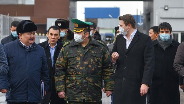 Исполняющий обязанности премьер-министра, первый вице-премьер-министр КР Артем Новиков посетил контрольно-пропускной пункт Чалдовар - Sputnik Кыргызстан