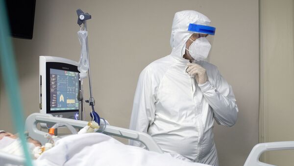 Врач у койки пациента в отделении больницы. Архивное фото - Sputnik Кыргызстан
