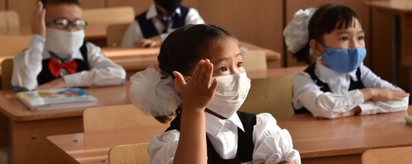 Кыргызские школьники в защитных масках. Архивное фото - Sputnik Кыргызстан