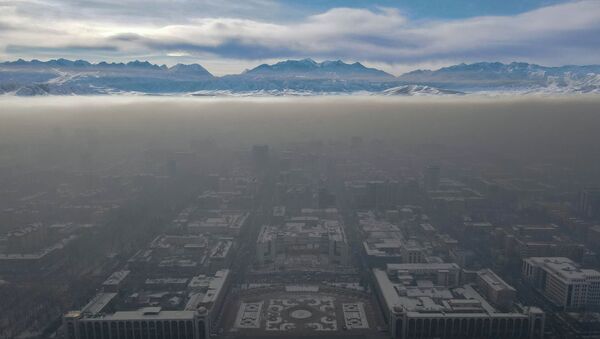 Центр Бишкека окутанный густым смогом. Архивное фото - Sputnik Кыргызстан