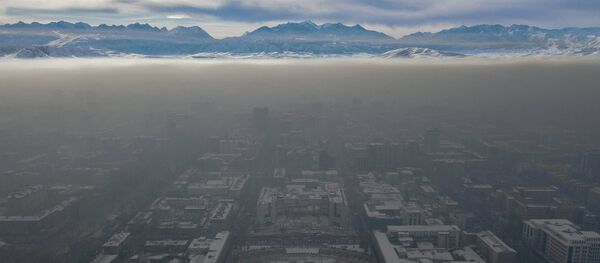 Центр Бишкека окутанный густым смогом. Архивное фото - Sputnik Кыргызстан