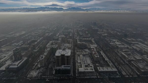 Центр Бишкека окутанный густым смогом. Архивное фото - Sputnik Кыргызстан