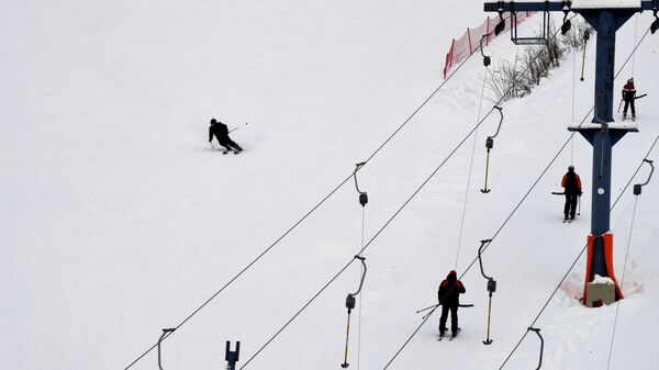 Лыжники катаются на территории горнолыжной базы. Архивное фото - Sputnik Кыргызстан