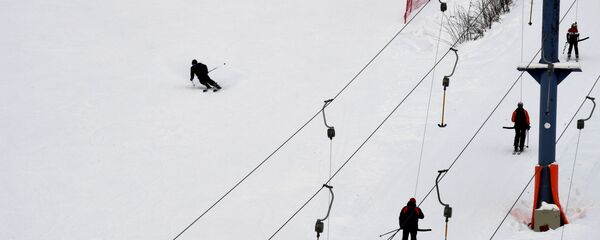 Лыжники катаются на территории горнолыжной базы. Архивное фото - Sputnik Кыргызстан