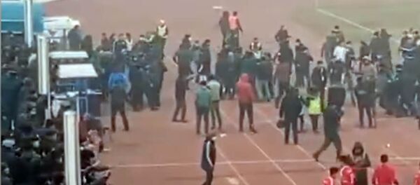 Өзбекстандагы футболдук беттеш массалык мушташ менен аяктады. Видео - Sputnik Кыргызстан