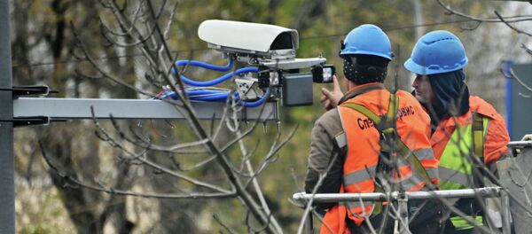 Установка камер видеонаблюдения над дорогой. Архивное фото Установка камер видеонаблюдения над дорогой. Архивное фото - Sputnik Кыргызстан