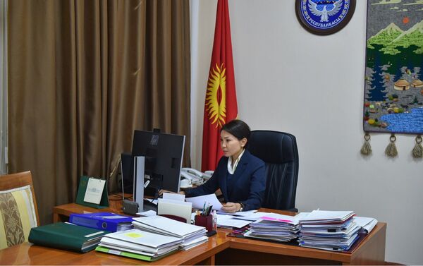 На заседании Республиканского штаба по борьбе с коронавирусом Сурабалдиева напомнила, что была поставлена задача представить полный отчет о работе - Sputnik Кыргызстан
