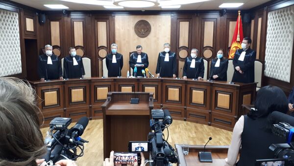 Заседание конституционной палаты Верховного суда, где рассматривается законность переноса парламентских выборов в Кыргызстане - Sputnik Кыргызстан