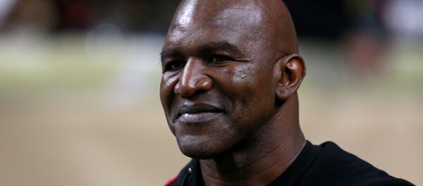 Бокс боюнча оор салмактагы жана биринчи оор салмактагы мурунку чемпион 58 жаштагы Эвандер Холифилд. Архив - Sputnik Кыргызстан