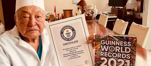 Доктор медицинских наук, профессор, хирург Мамбет Мамакеев с дипломом Книги рекордов Гиннесса - Sputnik Кыргызстан