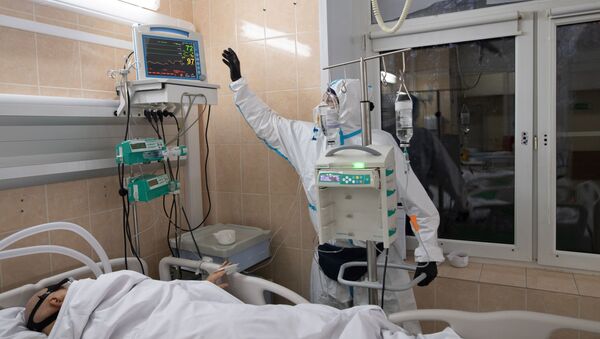 Медицинский работник у койки пациента в отделении реанимации. Архивное фото - Sputnik Кыргызстан
