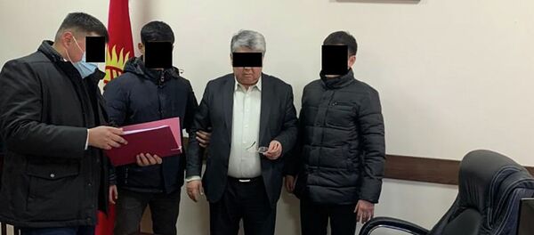 УКМКнын Коррупцияга каршы күрөшүү кызматы Жер ресурстары агенттигинин алдындагы Кадастр мамлекеттик ишканасынын директору Абдумуктар Маматовду кармады - Sputnik Кыргызстан