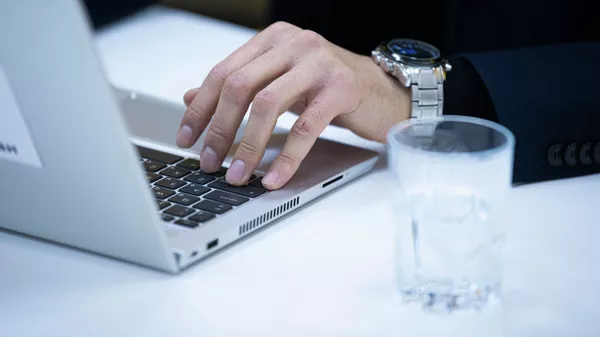 Мужчина работает за ноутбуком. Архивное фото Мужчина работает за ноутбуком. Архивное фото - Sputnik Кыргызстан