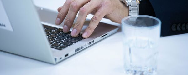 Мужчина за ноутбуком. Иллюстративное фото - Sputnik Кыргызстан