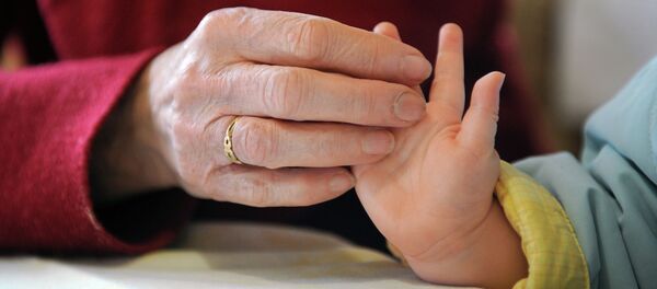 Наристенин колун кармап  турган кары аял. Архив - Sputnik Кыргызстан