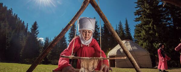 Показ кыргызской национальной одежды в джайлоо Кок-Жайык - Sputnik Кыргызстан