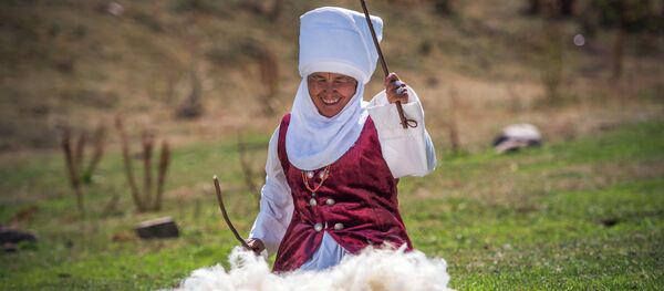 Показ кыргызской национальной одежды на джайлоо Кок-Жайык - Sputnik Кыргызстан