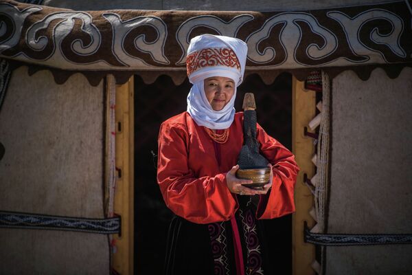 Показ кыргызской национальной одежды на джайлоо Кок-Жайык - Sputnik Кыргызстан