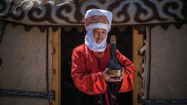 Кыргыздын улуттук кийимин кийген аял. Архивдик сүрөт - Sputnik Кыргызстан