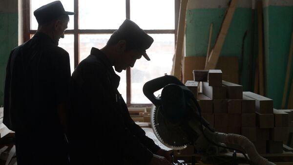Заключенные работают в столярном цехе в исправительной колонии. Архивное фото - Sputnik Кыргызстан