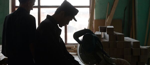 Заключенные работают в столярном цехе в исправительной колонии. Архивное фото - Sputnik Кыргызстан