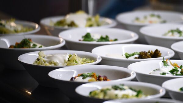Тарелки с салатами на столе. Архивное фото - Sputnik Кыргызстан