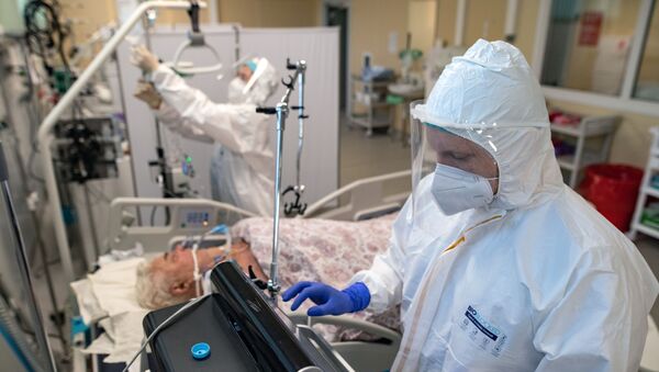 Медицинские работники в отделении реанимации и интенсивной терапии в госпитале для больных COVID-19 - Sputnik Кыргызстан