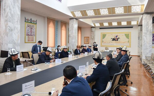 Исполняющий обязанности премьер-министра Артем Новиков встретился с ведущими манасчи - Sputnik Кыргызстан