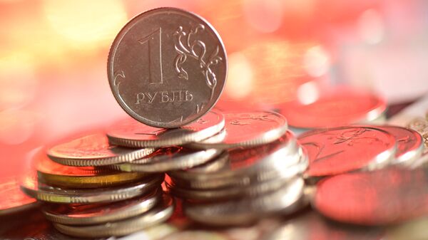Монеты номиналом один рубль. Архивное фото - Sputnik Кыргызстан