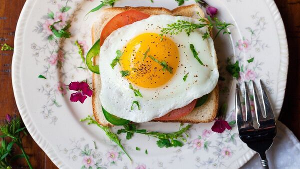 Завтрак из яйца и хлеба. Иллюстративное фото - Sputnik Кыргызстан