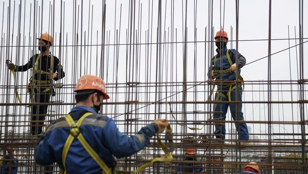 Строители во время работы над строительством жилого комплекса. Архивное фото - Sputnik Кыргызстан