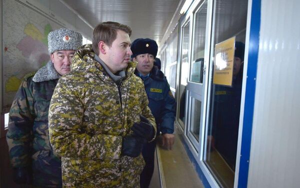 В ходе посещения пункта пропуска Новиков провел совещание с руководителями профильных госорганов.  - Sputnik Кыргызстан