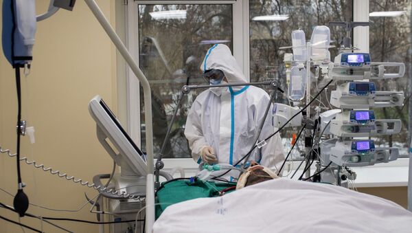 Медицинский работник в отделении реанимации. Архивное фото - Sputnik Кыргызстан