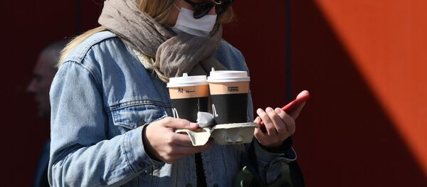 Кофе көтөрүп бараткан кыз. Архив - Sputnik Кыргызстан