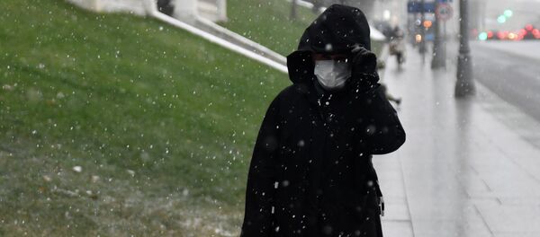 Женщина в защитной маске идет по улице. Архивное фото - Sputnik Кыргызстан