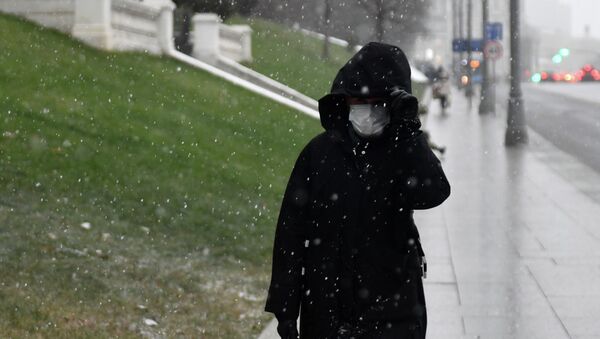 Женщина в защитной маске идет по улице. Архивное фото - Sputnik Кыргызстан