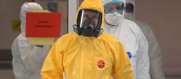 Президент РФ Владимир Путин во время посещения больницы для пациентов с подозрением на коронавирус - Sputnik Кыргызстан