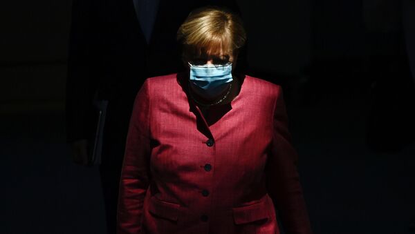 Канцлер Германии Ангела Меркель в защитной маске - Sputnik Кыргызстан