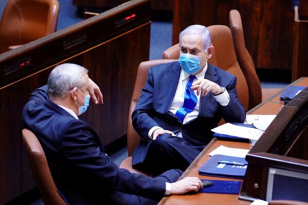 Премьер-министр Израиля Биньямин Нетаньяху и депутат кнессета Бени Ганц в защитных масках - Sputnik Кыргызстан