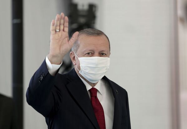 Президент Турции Реджеп Тайип Эрдоган в защитной медицинской маске в одном из госпиталей Стамбула - Sputnik Кыргызстан