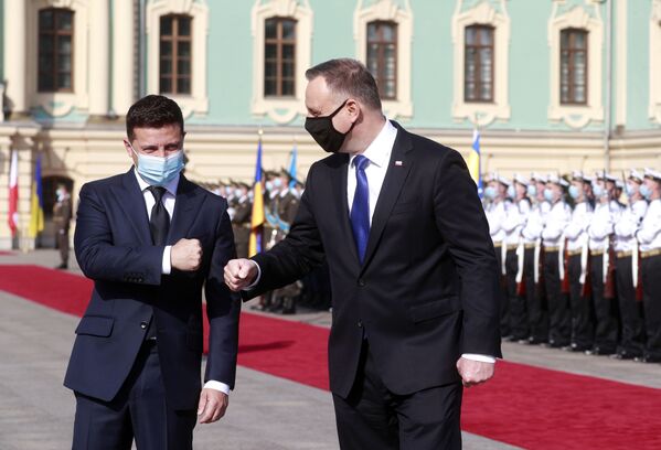 Президент Украины Владимир Зеленский и президент Польши Анджей Дуда во время встречи в Киеве, Украина - Sputnik Кыргызстан
