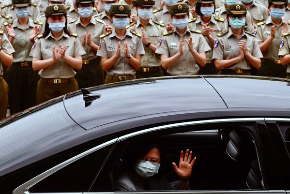 Президент Тайваня Цай Инвэнь в защитной медицинской маске машет рукой из окна служебного автомобиля - Sputnik Кыргызстан