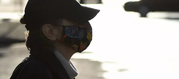 Прохожий в защитной маске. Архивное фото - Sputnik Кыргызстан