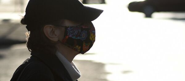 Прохожий в защитной маске. Архивное фото - Sputnik Кыргызстан