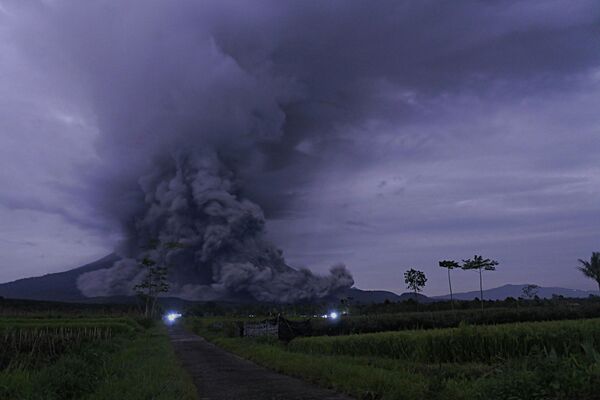 Извержение вулкана Семеру в Индонезии. - Sputnik Кыргызстан