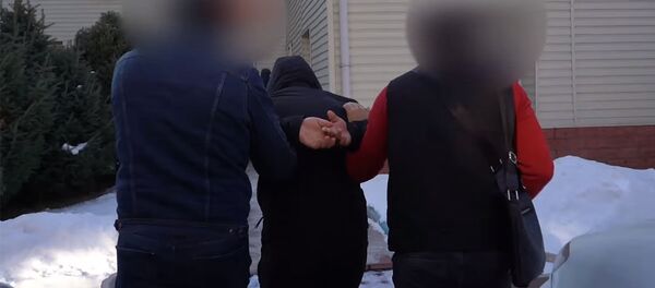 В Бишкеке задержали подозреваемого в разбое — у него дома нашли оружие. Видео - Sputnik Кыргызстан