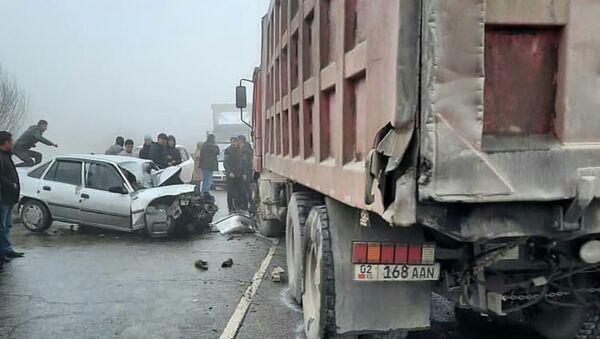 Последствия ДТП с легковым авто и грузовиком на 648 километре трассы Бишкек — Ош - Sputnik Кыргызстан