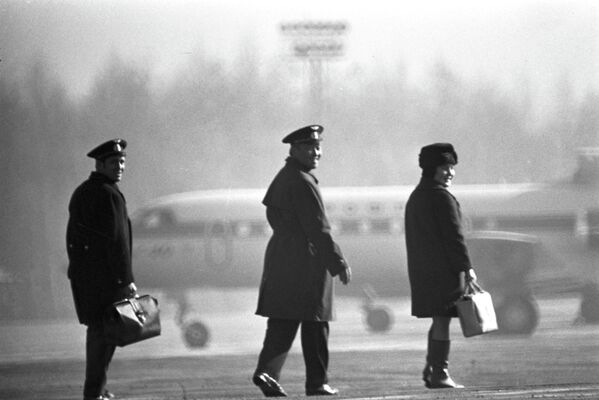 Жарандык авиациянын учкучтары аэропортто иш маалында, Фрунзе шаары, 1976-жыл - Sputnik Кыргызстан